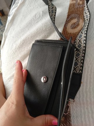 Bolso monedero negro con correa