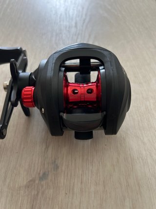 Carrete de pesca negro y rojo