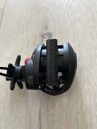 Carrete de pesca negro y rojo