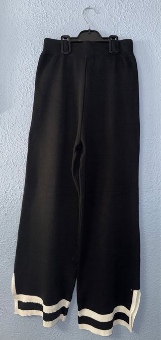 Pantalones anchos negros con rayas blancas