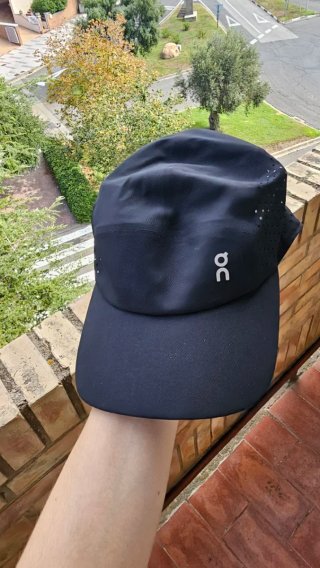 Gorra deportiva On negra