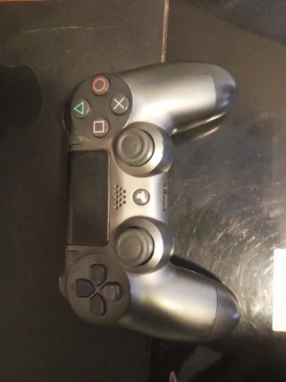 PS4 (PlayStation 4) Negra con Mando