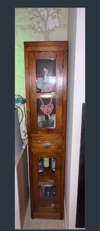 Vitrina rústica de madera y cristal
