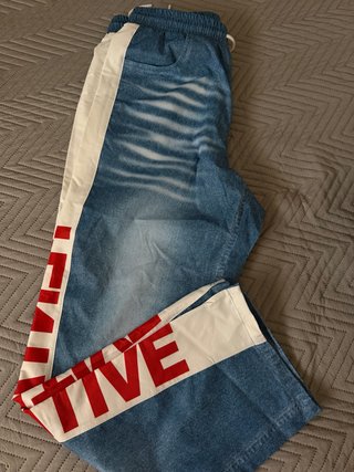 Pantalón vaquero con estampado