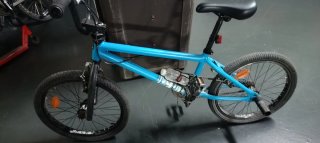 Bicicleta BMX azul para niños