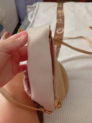 Bolso de paja beige con detalles en rosa