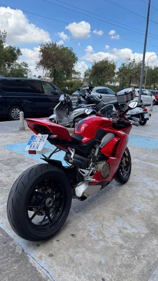 Ducati Panigale V4 Roja
