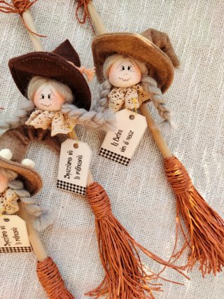 Scopa strega decorativa in tessuto e legno
