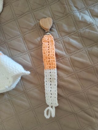 Manta de apego y portachupetes de crochet