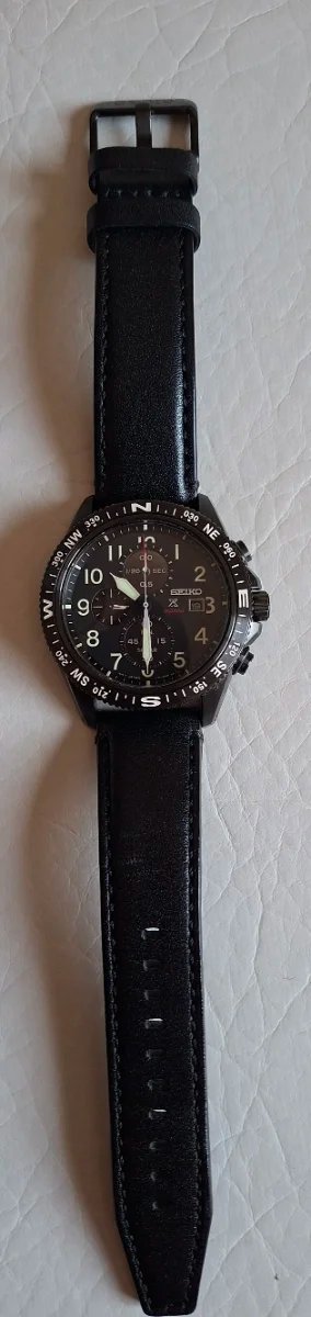 Reloj Seiko Solar Negro y Beige