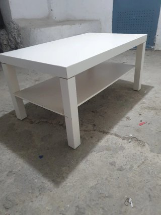 Mesa de salón blanca de madera