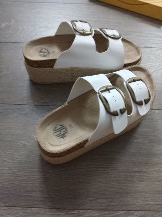 Sandalias blancas con hebillas doradas