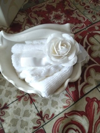 Bomboniera con fiore bianco