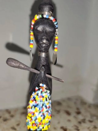Figura africana decorativa con abalorios