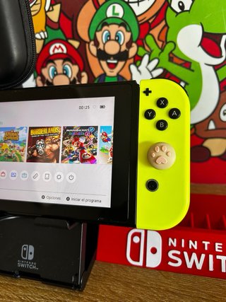 Nintendo Switch Azul y Amarillo + accesorios