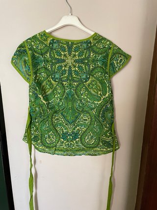 Blusa verde estampada con cordones