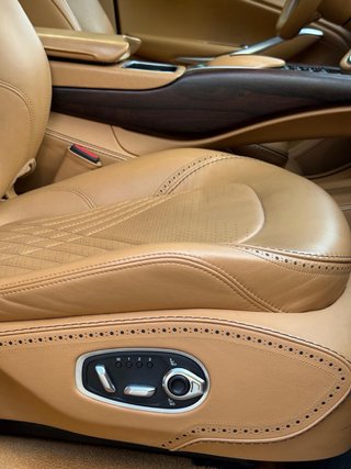 Aston Martin DBX 2021