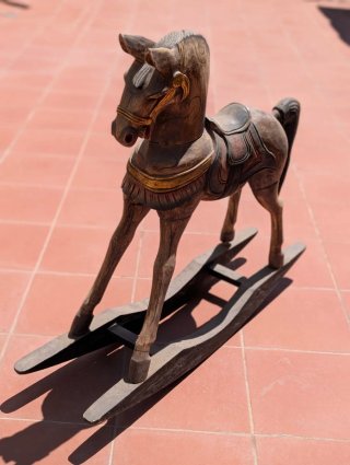 Caballo balancín de madera para niños