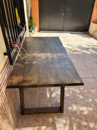 Mesa de madera de pino rústico barnizado