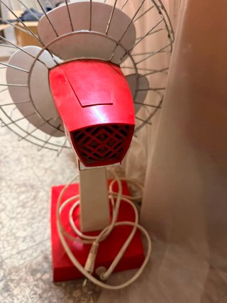 Ventilatore vintage rosso funzionante