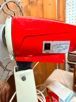 Ventilatore vintage rosso funzionante