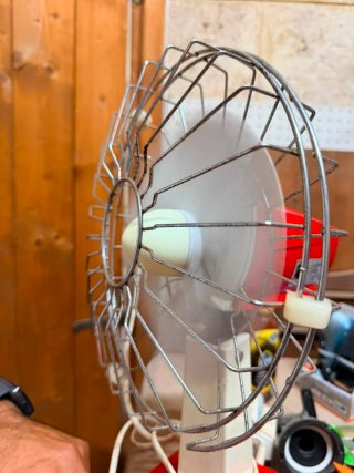Ventilatore vintage rosso funzionante