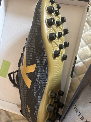 Zapatillas Fútbol Kelme Negras y Doradas