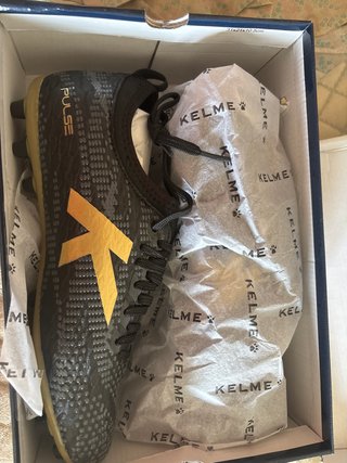 Zapatillas Fútbol Kelme Negras y Doradas