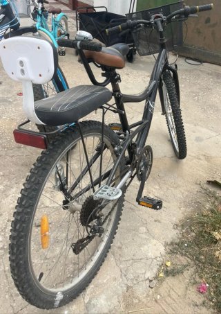 Bicicleta Negra con Cesta y Asiento Trasero