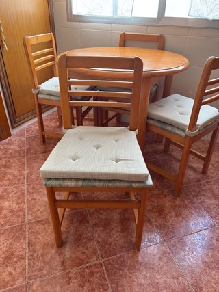 Conjunto mesa redonda y 4 sillas madera