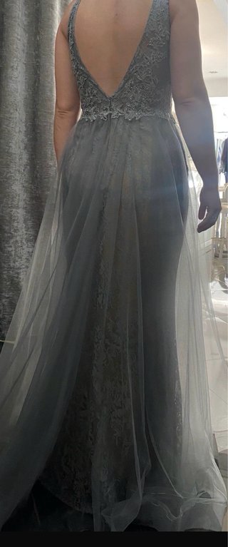 Vestido de fiesta gris plateado