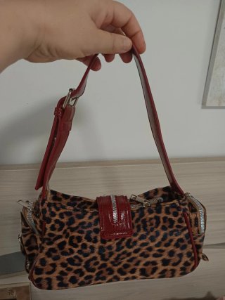 Bolso retro estampado animal y tachuelas