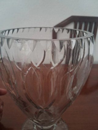 Jarrón de cristal tallado antiguo