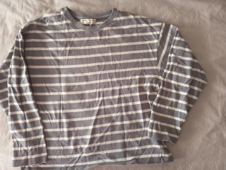 Camiseta de rayas gris y blanca
