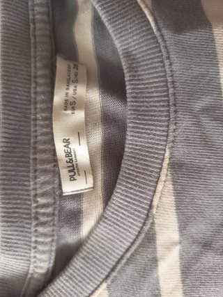 Camiseta de rayas gris y blanca