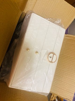 Joyero blanco 3 niveles con detalles dorados