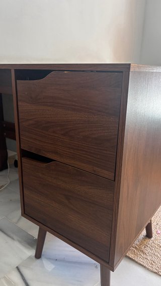 Brown wooden practical desk. Escritorio de madera