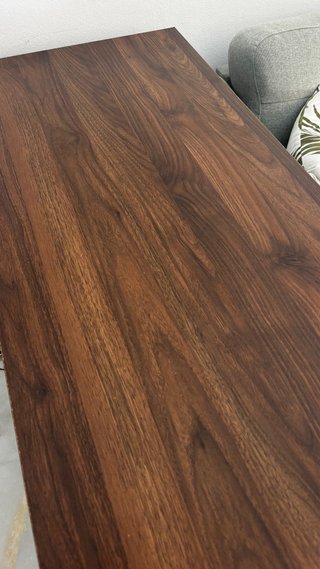 Brown wooden practical desk. Escritorio de madera