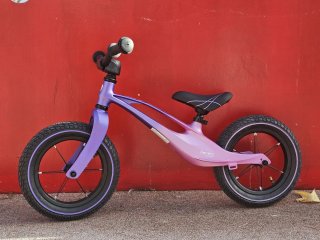 Bicicleta infantil morada y rosa marca Lionelo