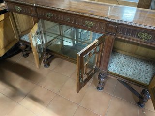 Aparador de madera con espejo