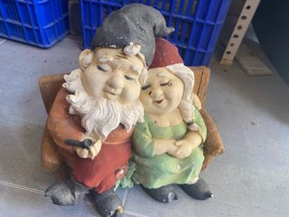 Pareja de gnomos sentados