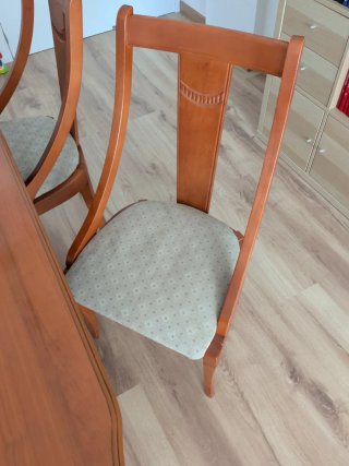 Mesa de comedor y 4 sillas de madera