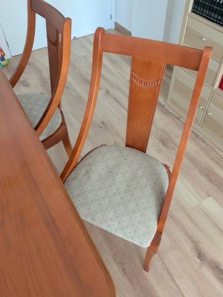 Mesa de comedor y 4 sillas de madera