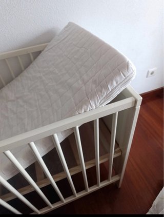 Cuna de bebé blanca