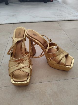 Sandalias Zara Plataforma Doradas
