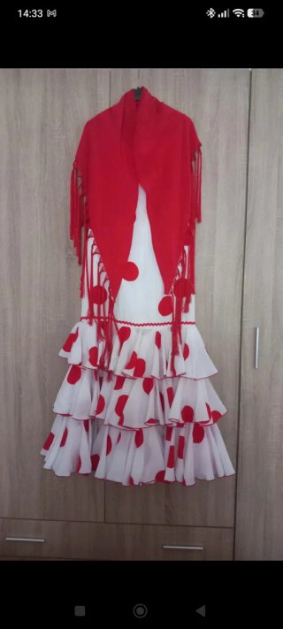 Traje de flamenca blanco con lunares rojo