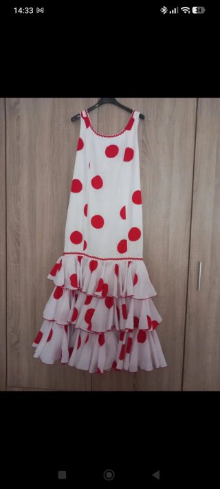 Traje de flamenca blanco con lunares rojo