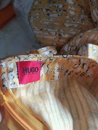 Blusa amarilla con estampado floral
