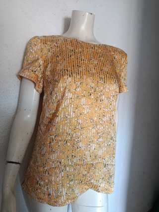 Blusa amarilla con estampado floral
