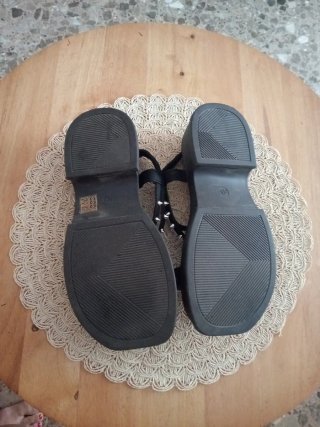 Sandalias negras con tachuelas talla 38